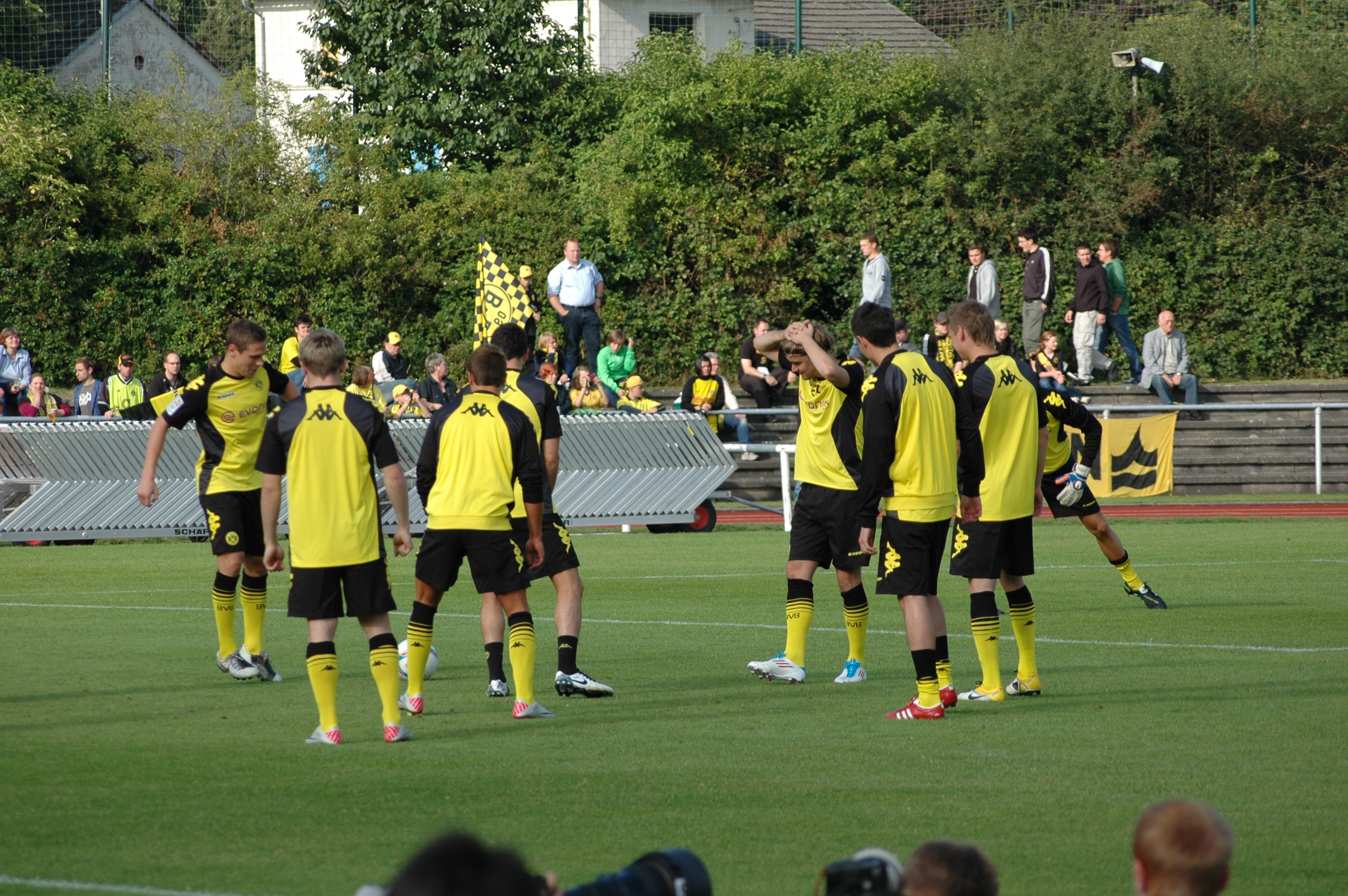 Jugadores entrenando en la cancha antes de un partido