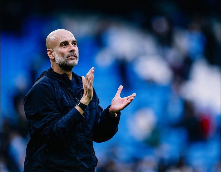 Pep Guardiola aplaudiendo desde la línea de banda