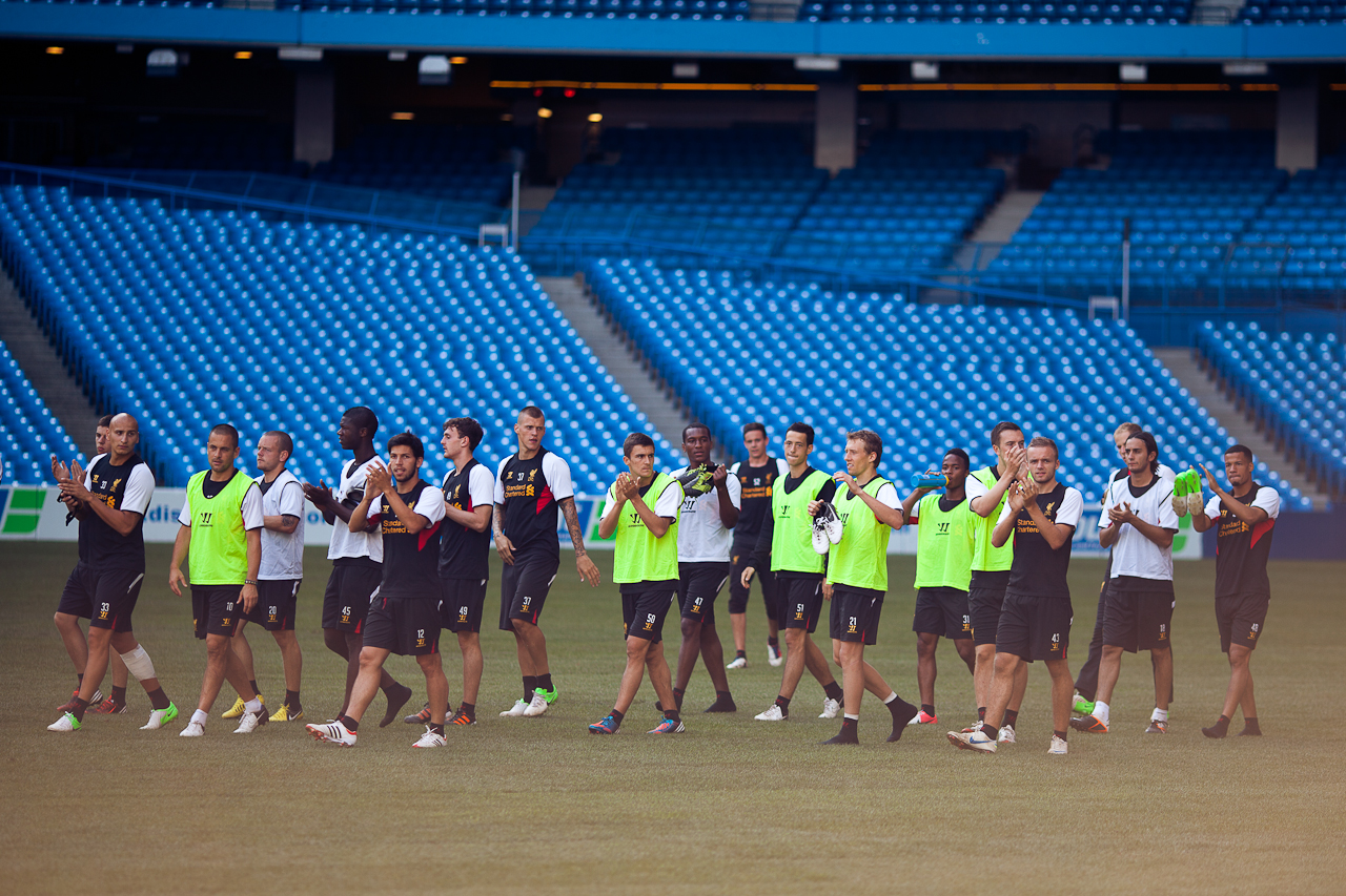 Jugadores del Liverpool FC en un entrenamiento dentro de un estadio