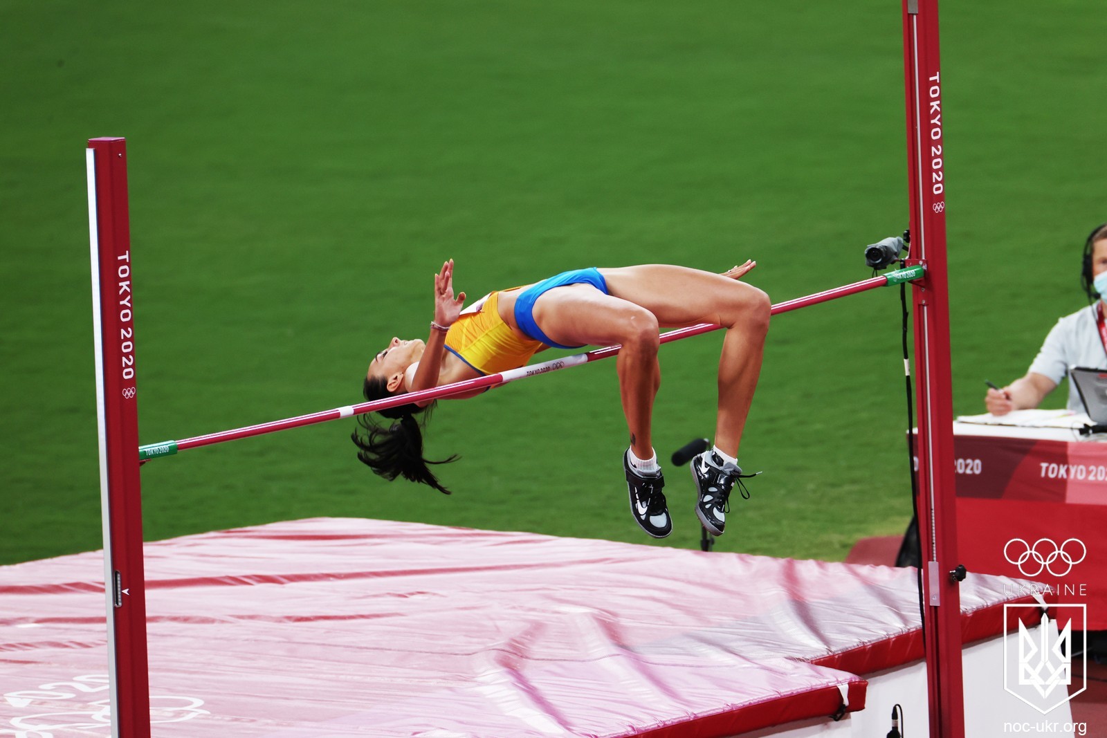 Atleta ejecutando la técnica Fosbury Flop en un salto de altura