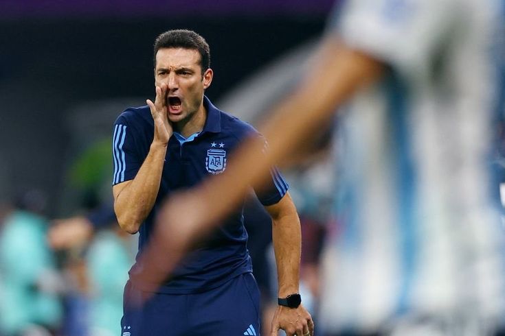 Lionel Scaloni dando indicaciones desde la banda